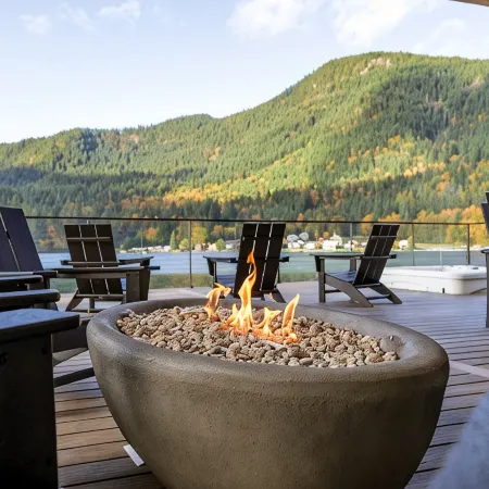 Woods and Wakes Retreat• Hot Tub & Lake Views