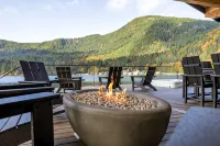 Woods and Wakes Retreat• Hot Tub & Lake Views