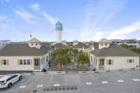 Sale! 5Star Reviews Luxury2 Bedroom House Pool, Steps from Ocean/Beach, Sleeps 4 - 4-Star