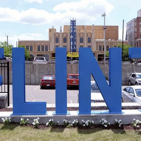 Chic, Modern Luxury in the Heart of Vehicle City Отели в г. Флинт