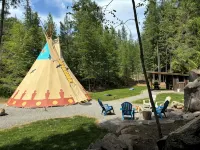 The Raven's Nest Teepee . Nestled in the Selkirk Mountain range, in Naples Idaho - 2 étoiles
