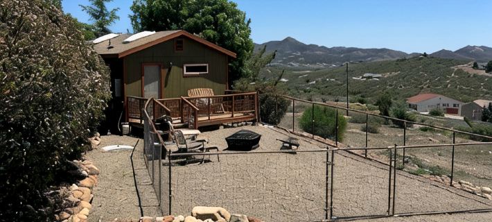Beautiful cabin retreat with gorgeous views! Pet friendly with wide open spaces. Hotels in Явапай