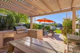Beautiful sunset Lakehouse with with amazing views and heated pool and jacuzzi !