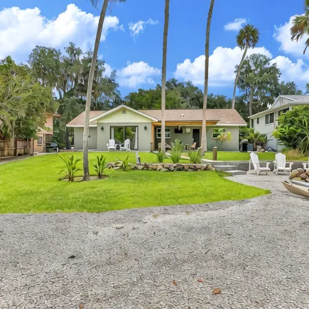 Waterfront Kings Bay, Swim in Springs off the boat dock - Kayaks incl.
