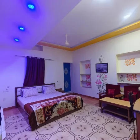 Shivam Guest House Отели рядом с достопримечательностью «Башня с часами Ghanta Ghar»