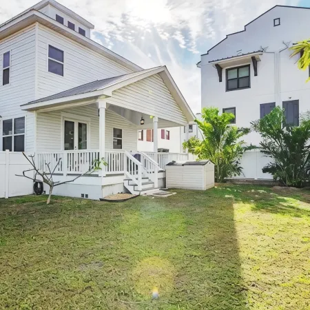 Designer Home for 8 Walk to Downtown Dunedin and Waterfront Pets Ok
