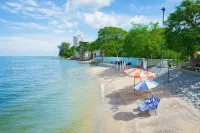 Bangsaen Villa Hotel - Beach