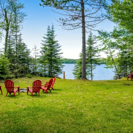 Lured Den - Private Lakefront Cottage - Hot Tub!
