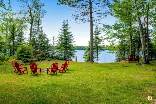 Lured Den - Private Lakefront Cottage - Hot Tub!