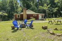 Lakeside, 2-Bedroom Cottage with Fire Pit in Dickson - 3-Star