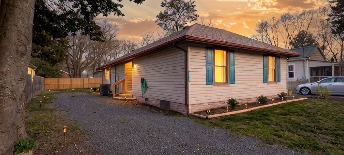 1 m. to Beaches & Town, Grill, Deck, Outdoor Seating Hotels in Charles County