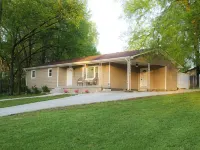 Sunny home across from Lake Barkley, fenced yard patio w/grill convenient to LBL Hotels in Trigg County