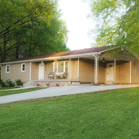 Sunny home across from Lake Barkley, fenced yard patio w/grill convenient to LBL