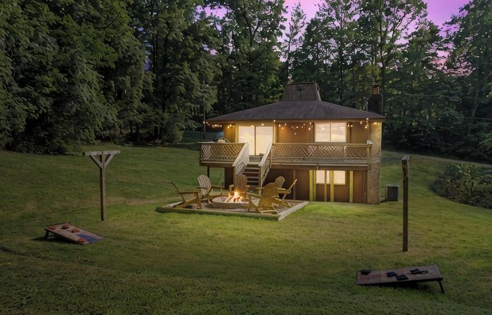 5Min to Lake, 20Min to NRG, Hot Tub, Fire Pit, BBQ. Quiet&Secluded. Pet Friendly