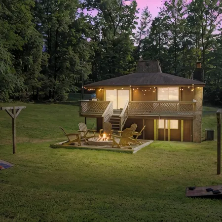 5Min to Lake, 20Min to NRG, Hot Tub, Fire Pit, BBQ. Quiet&Secluded. Pet Friendly