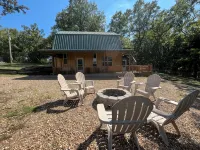 Cabin at the Cove. A hidden cabin walking distance to a private cove.