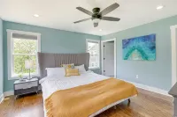 Lakefront Luxury Retreat, Kayaks, Game Room, Firepit, Pool Table & Private Dock - 4-Star