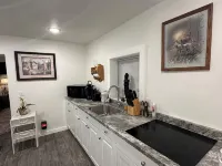 EUREKA SUITE, FULL KITCHEN. ONLY HOTEL WITH PARKING IN DOWNTOWN