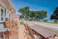 Enjoy Beachfront Living With family!