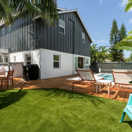 OFF THE HOOK - 3 Bedroom / 3 Bathroom W/ Pool & Parking