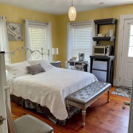 Glamour meets Country Guest Suite with Hot Tub!