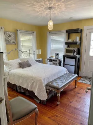 Glamour meets Country Guest Suite with Hot Tub!