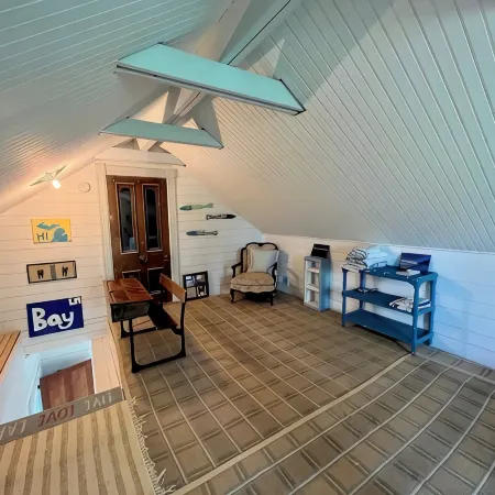 Charming & renovated airy Train Depot turned cottage steps from Lake Michigan