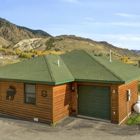 YELLOWSTONE CABIN - THE ELK VIEW CABIN at Yellowstone (River view)