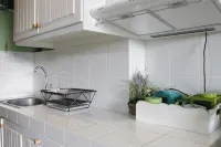 Stylish & Comfortable Studio at Beverly Dago Apartment - Kitchens