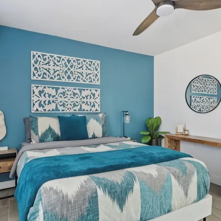 Detached Private Guesthouse - Full Kitchen, 1BD + 1BA, Parking Spot - Sleeps 2