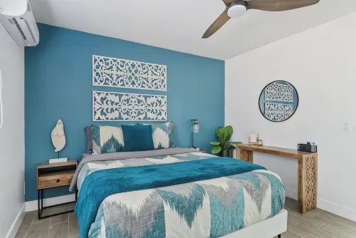 Detached Private Guesthouse - Full Kitchen, 1BD + 1BA, Parking Spot - Sleeps 2 - 방갈로