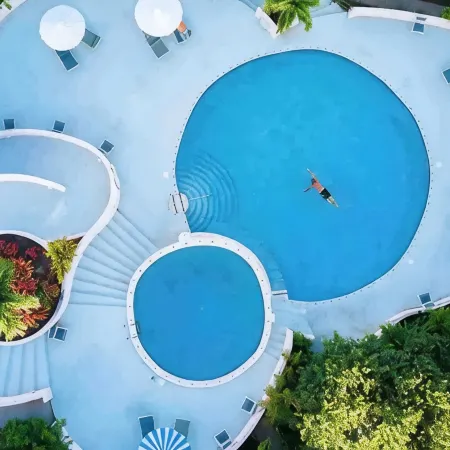Ocean View, Spacious Condo next to Pool