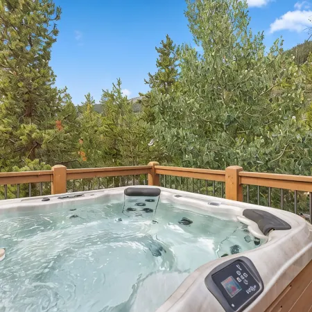 Luxury Home-Walk to everything in Frisco. Hot tub, ski, fireplace 3BD, 3.5BA