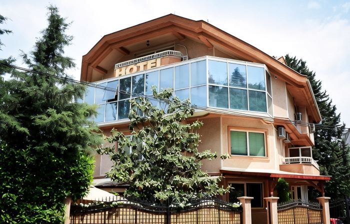 Hotel Aristocrat & Fish Restaurant