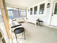 海灘步行可達-現代新建配紗網門廊度假屋 - 精品
