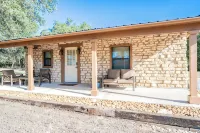 The Mockingbird Cabin - Peaceful Hill Country Getaway