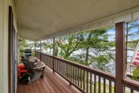 SUPER CLEAN! - Great Cove! on 8mm w/ SUP & Kayak, dock w/ waterslide & tiki bar - 民宿