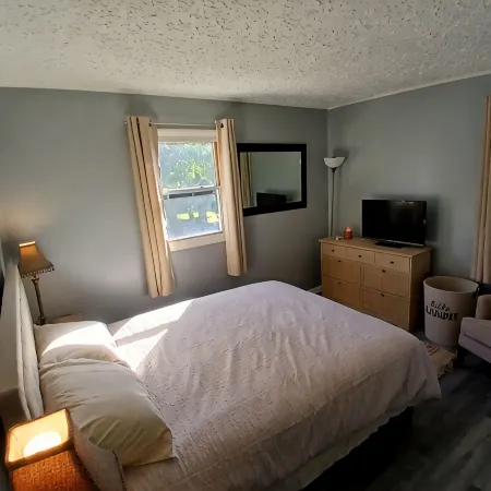 Charming 2-bedroom house, quiet neighborhood, Lansing with WiFi