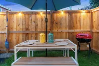 Vibrant Parkside Retreat -Newly Renovated, Hot Tub & Walkable to Downtown! - petit déjeuner