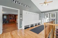 Mountainside Home In North Conway. Incredible Views, Hot Tub, Pets Allowed