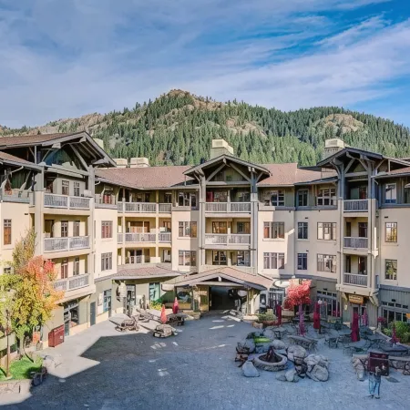 Prime Location Inside Palisades Village. Steps to Gondola. 1 Bdrm -Sleeps 4