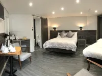 The WatersEdge, Canal Cottages Hotels in Uxbridge