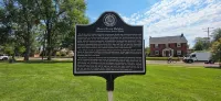 More on Moore, Remodeled Historic Home w/ AC, 4Br/2BA, Washer & Dryer Sleeps 8