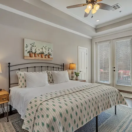 Walk to Magnolia • 2 Minutes to Baylor • Huge Private Balcony • King Beds