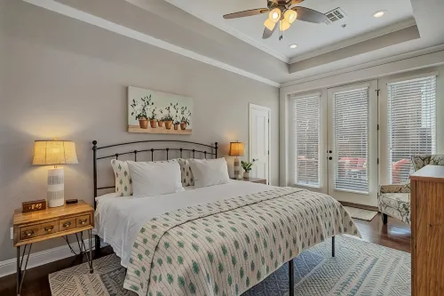 Walk to Magnolia • 2 Minutes to Baylor • Huge Private Balcony • King Beds - บูติค