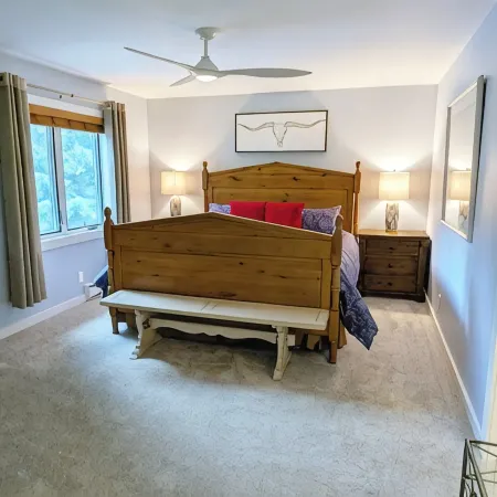 Spacious Condo w/ FREE WiFi, Parking, Heated Pool, Hot Tubs, Skier Shuttle