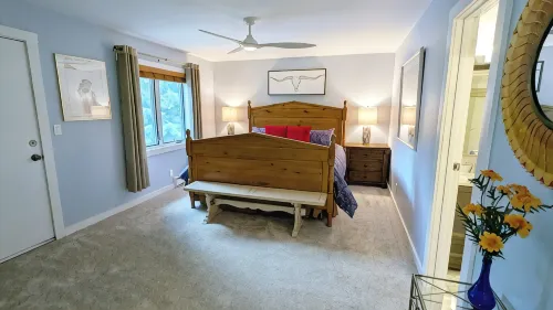 Spacious Condo w/ FREE WiFi, Parking, Heated Pool, Hot Tubs, Skier Shuttle