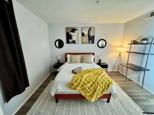 Modern 1-bedroom with WiFi, pool, fitness center, and comfort in San Ramon. - balcony