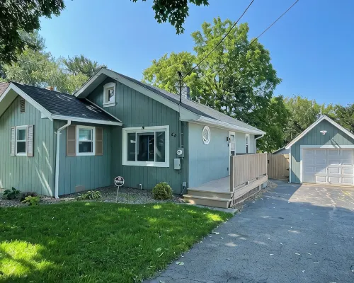 Welcome to “The Seabreeze Lakeside Getaway” in the heart of a true vacation town Hotels in Irondequoit