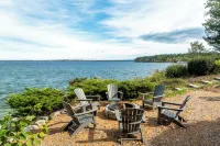 Lakefront Retreat | Sleeps 10 | Private Beach - 5-Star